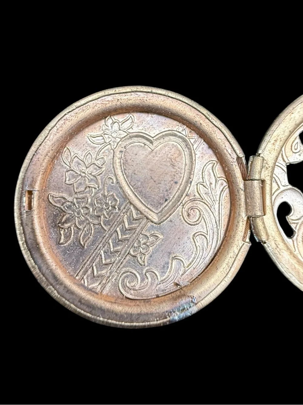 Vintage Round Cutout Locket Pendant Gold-tone - Picture 4 of 6